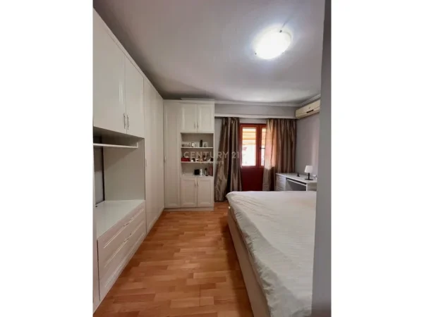 Tirane, jepet me qera apartament 2+1 Kati 6, 150 m² 1.300 € (delijorgji)