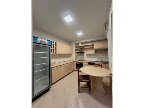 Tirane, jepet me qera apartament 2+1 Kati 6, 150 m² 1.300 € (delijorgji)