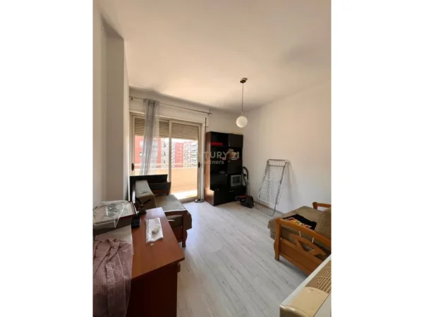 Tirane, jepet me qera apartament 2+1 Kati 6, 88 m² 700 € (Globe)