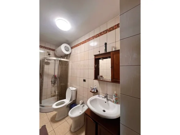 Tirane, jepet me qera apartament 2+1 Kati 6, 88 m² 700 € (Globe)