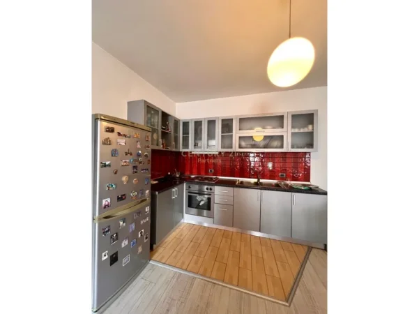 Tirane, jepet me qera apartament 2+1 Kati 6, 88 m² 700 € (Globe)