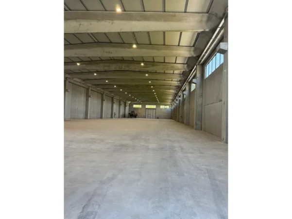 Tirane, shitet ambjent biznesi , 4.452 m² 4.500.000 € (Autostrada Vorë–Rinas)