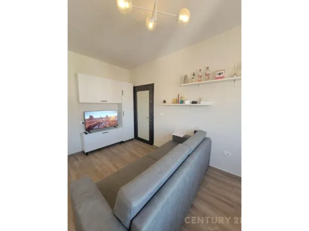 Tirane, jepet me qera apartament 1+1 Kati 4, 40 m² 550 € (ish parku)