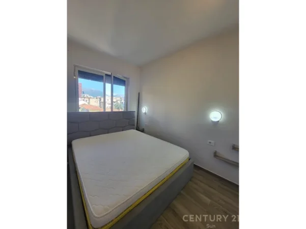 Tirane, jepet me qera apartament 1+1 Kati 4, 40 m² 550 € (ish parku)