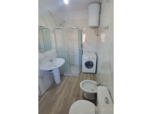 Tirane, jepet me qera apartament 1+1 Kati 4, 40 m² 550 € (ish parku)