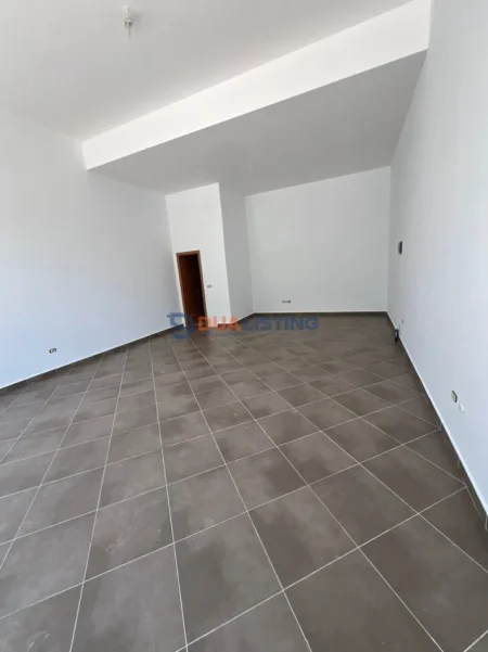 Tirane, jepet me qera ambjent biznesi Kati 0, 52 m² 400 € 