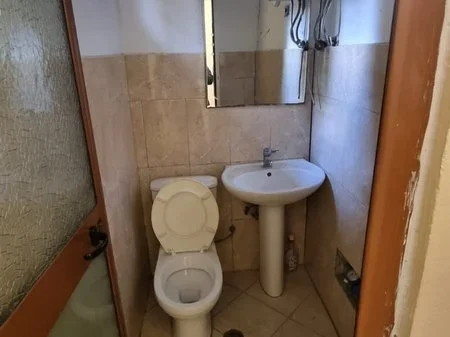 Tirane, jepet me qera ambjent biznesi Kati 0, 65 m² 700 € 