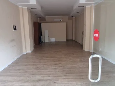 Tirane, jepet me qera ambjent biznesi Kati 0, 65 m² 700 € 