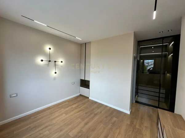 Tirane, shitet apartament 2+1+Ballkon Kati 2, 97 m² 295.000 € (oxhaku)