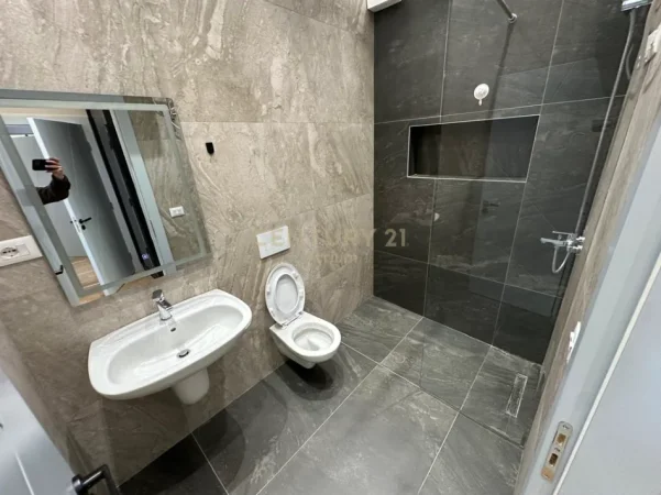 Tirane, shitet apartament 2+1+Ballkon Kati 2, 97 m² 295.000 € (oxhaku)