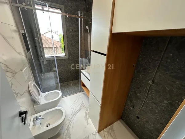 Tirane, shitet apartament 2+1+Ballkon Kati 2, 97 m² 295.000 € (oxhaku)