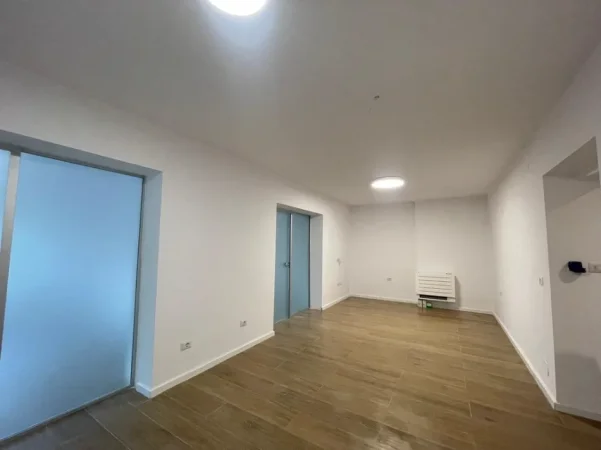 Tirane, jepet me qera ambjent biznesi Kati 2, 73 m² 700 € (Zogu i Zi)