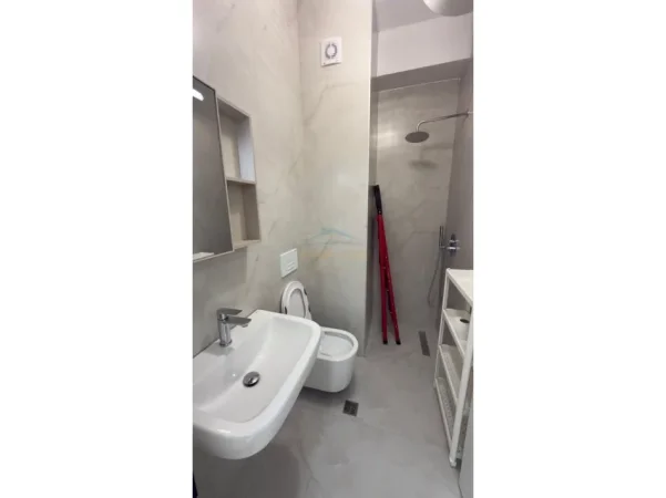 Tirane, jepet me qera apartament 1+1+Ballkon Kati 6, 47 m² 415 € (Ali Demi)