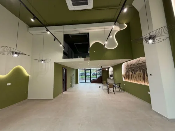 Tirane, jepet me qera ambjent biznesi Kati 0, 97 m² 1.600 € 