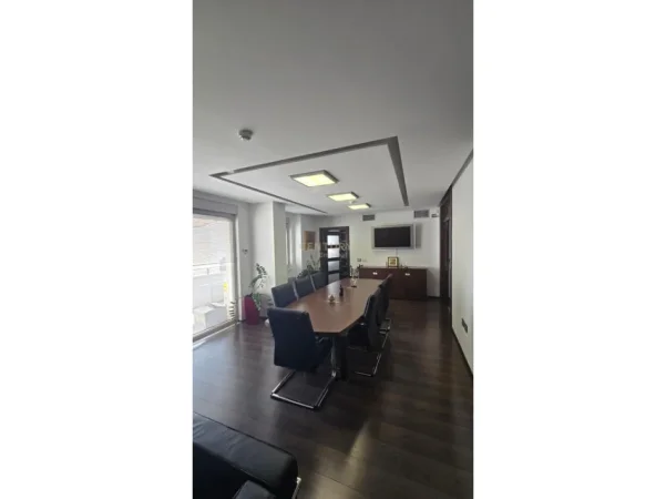 Tirane, jepet me qera ambjent biznesi Kati 5, 125 m² 1.700 € 