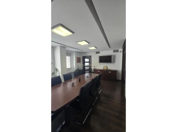 Tirane, jepet me qera ambjent biznesi Kati 5, 125 m² 1.700 € 