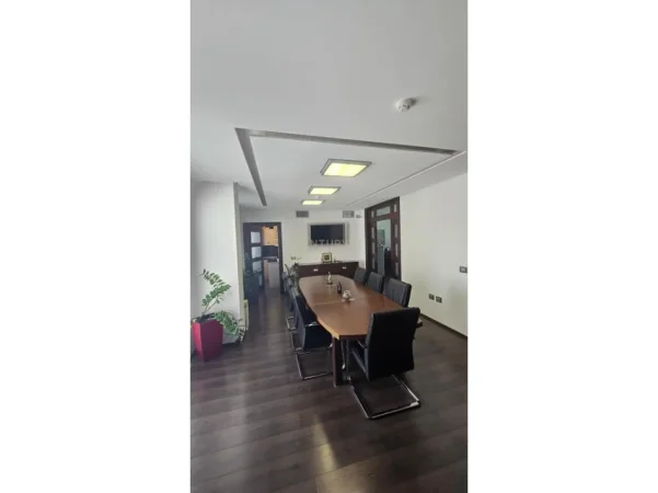 Tirane, jepet me qera ambjent biznesi Kati 5, 125 m² 1.700 € 