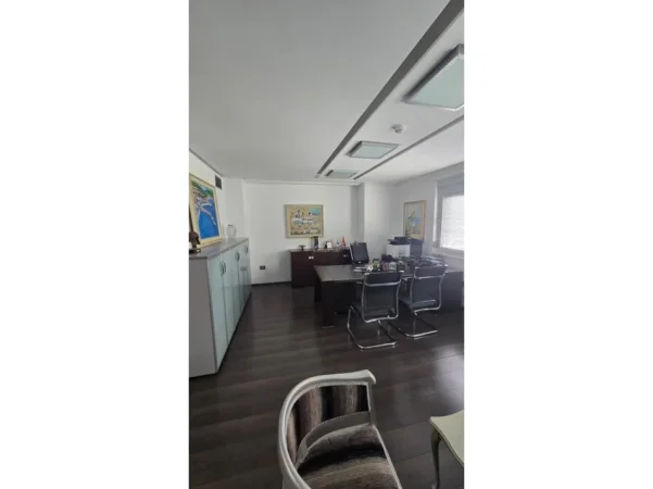 Tirane, jepet me qera ambjent biznesi Kati 5, 125 m² 1.700 € 