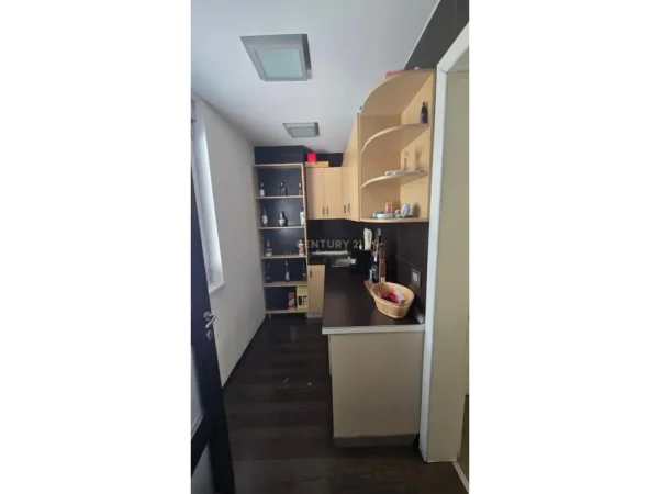 Tirane, jepet me qera ambjent biznesi Kati 5, 125 m² 1.700 € 