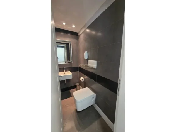 Tirane, jepet me qera ambjent biznesi Kati 5, 125 m² 1.700 € 