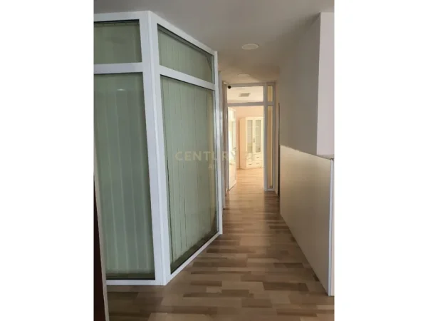 Tirane, jepet me qera zyre Kati 2, 260 m² 3.000 € 