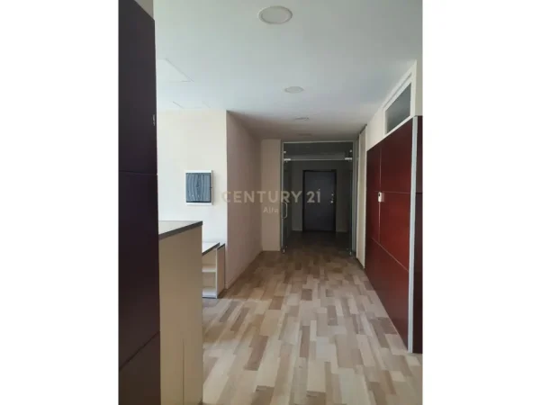 Tirane, jepet me qera zyre Kati 2, 260 m² 3.000 € 