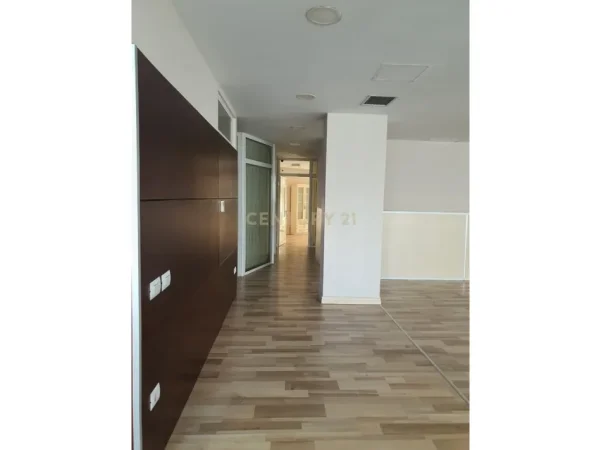 Tirane, jepet me qera zyre Kati 2, 260 m² 3.000 € 
