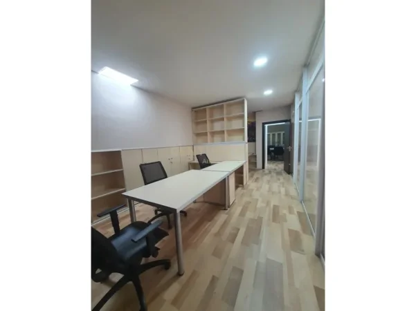 Tirane, jepet me qera zyre Kati 2, 260 m² 3.000 € 