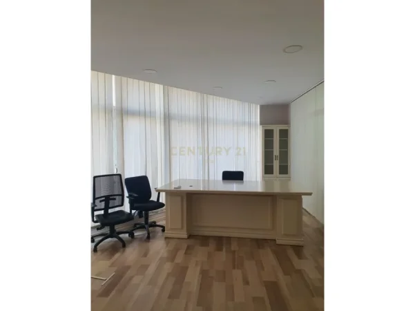 Tirane, jepet me qera zyre Kati 2, 260 m² 3.000 € 