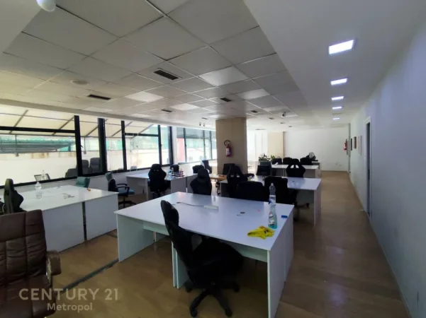 Tirane, jepet me qera zyre , 400 m² 4.500 € (Shallvaret)