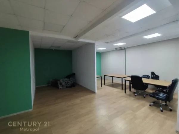 Tirane, jepet me qera zyre , 400 m² 4.500 € (Shallvaret)