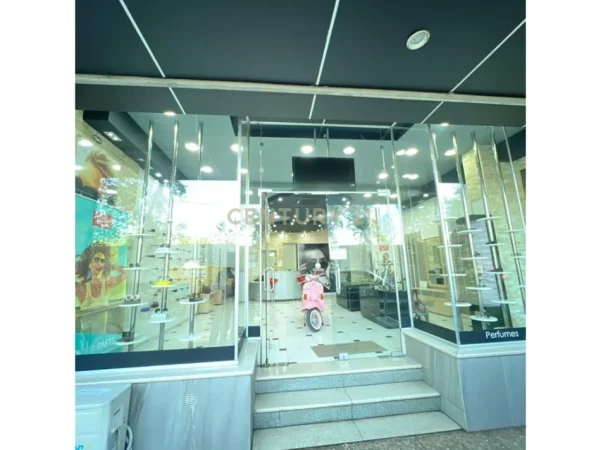 Tirane, jepet me qera ambjent biznesi Kati 0, 70 m² 2.500 € 
