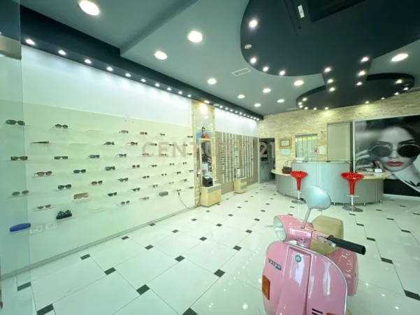 Tirane, jepet me qera ambjent biznesi Kati 0, 70 m² 2.500 € 