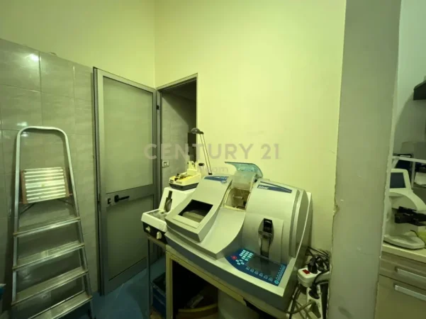 Tirane, jepet me qera ambjent biznesi Kati 0, 70 m² 2.500 € 