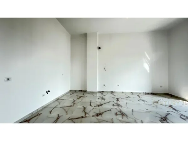 Tirane, jepet me qera ambjent biznesi Kati 13, 106 m² 720 € 