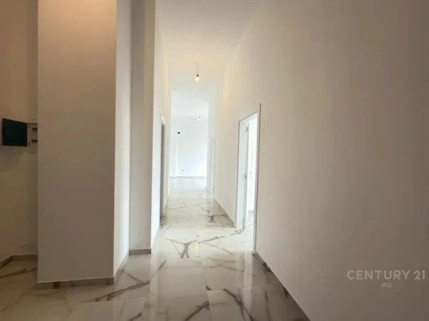 Tirane, jepet me qera ambjent biznesi Kati 13, 106 m² 720 € 