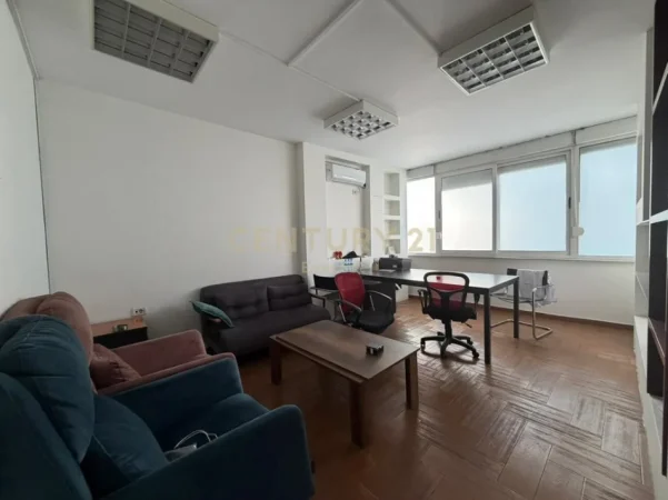 Tirane, jepet me qera ambjent biznesi Kati 2, 152 m² 1.200 € 