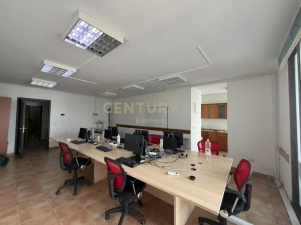 Tirane, jepet me qera ambjent biznesi Kati 2, 152 m² 1.200 € 