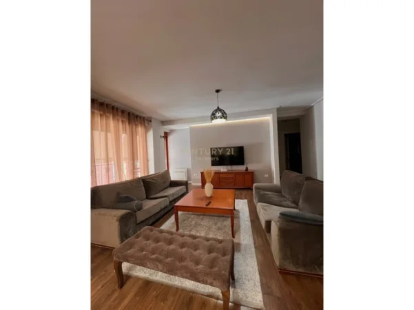 Tirane, jepet me qera apartament 2+1+Aneks+Ballkon Kati 6, 150 m² 1.300 € 