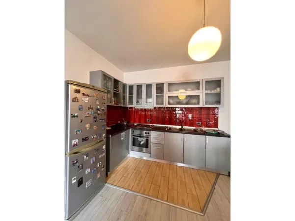 Tirane, jepet me qera apartament 2+1+Aneks+Ballkon Kati 6, 88 m² 700 € 