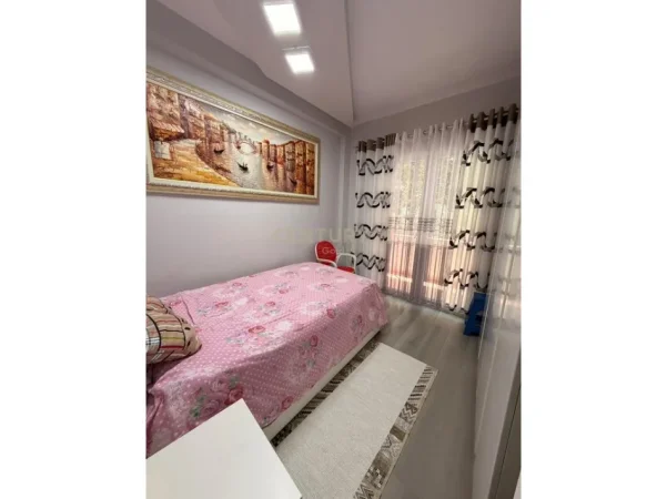 Tirane, jepet me qera apartament 2+1+Aneks+Ballkon Kati 1, 100 m² 