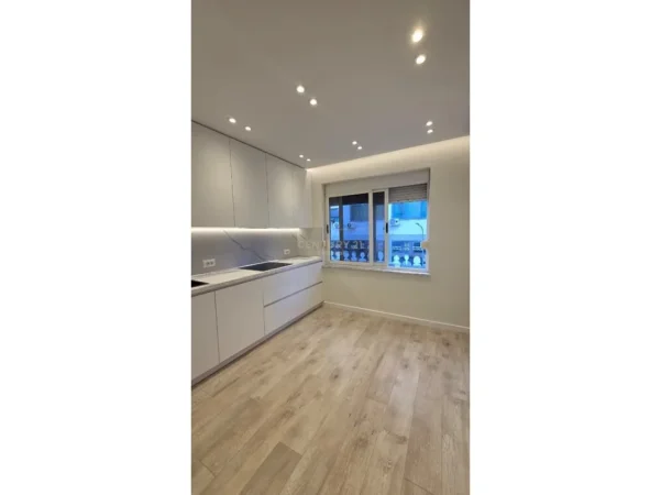 Tirane, jepet me qera apartament 3+1+Aneks+Ballkon Kati 3, 110 m² 1.200 € 