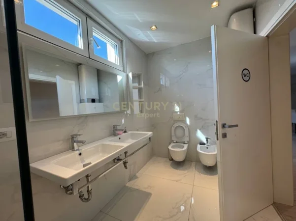 Tirane, jepet me qera apartament 2+1+Aneks+Ballkon Kati 9, 133 m² 1.100 € 