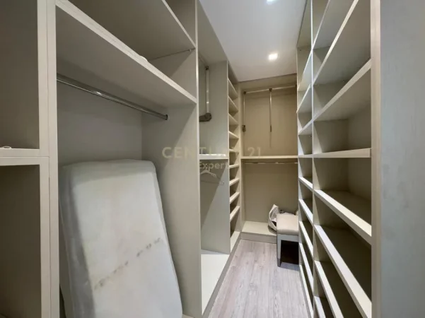 Tirane, jepet me qera apartament 2+1+Aneks+Ballkon Kati 9, 133 m² 1.100 € 