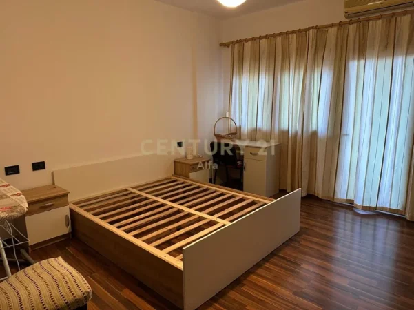 Tirane, jepet me qera apartament 2+1+Aneks+Ballkon Kati 7, 115 m² 890 € 