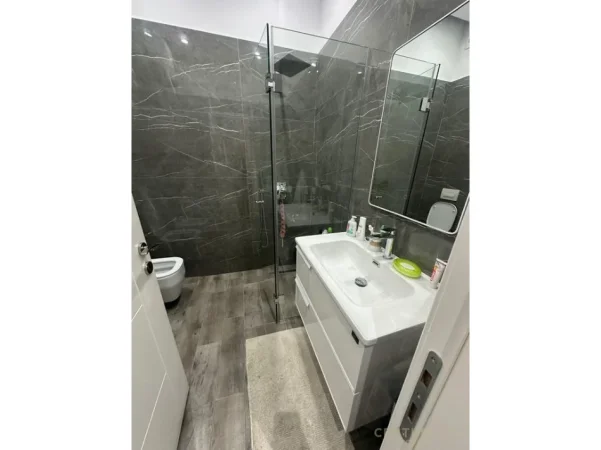 Tirane, shitet apartament 2+1 Kati 1, 94 m² 260.000 € (ish parku)