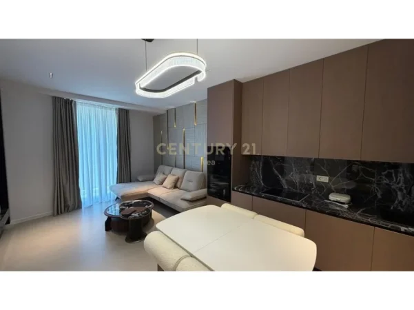 Tirane, jepet me qera apartament 2+1+Aneks+Ballkon Kati 13, 173 m² 1.600 € (GOLDEN TOWER)