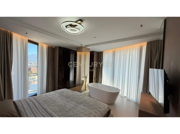 Tirane, jepet me qera apartament 2+1+Aneks+Ballkon Kati 13, 173 m² 1.600 € (GOLDEN TOWER)