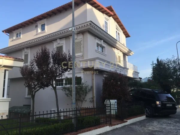Tirane, jepet me qera Vile 3 Katshe Kati 3, 670 m² 3.000 € (Akacia Hill)