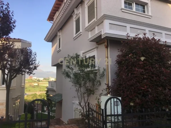 Tirane, jepet me qera Vile 3 Katshe Kati 3, 670 m² 3.000 € (Akacia Hill)